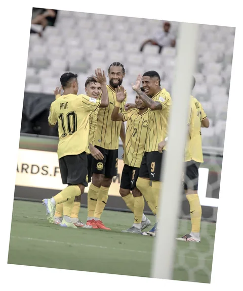 Pemain berjersi kuning dan hitam meraikan gol bersama-sama
